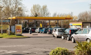 Motorists queue up at filling station